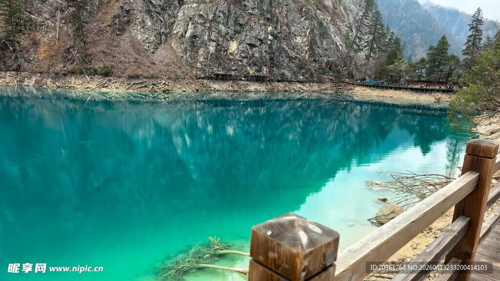 清澈蓝湖旁的木质景观