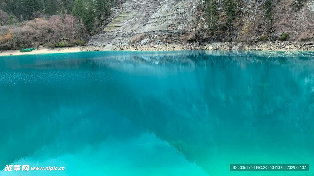 清澈蓝绿色的山间幽潭