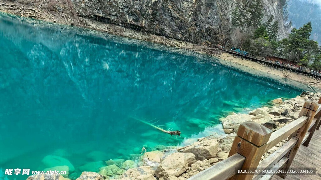 清澈蓝湖旁的木质围栏