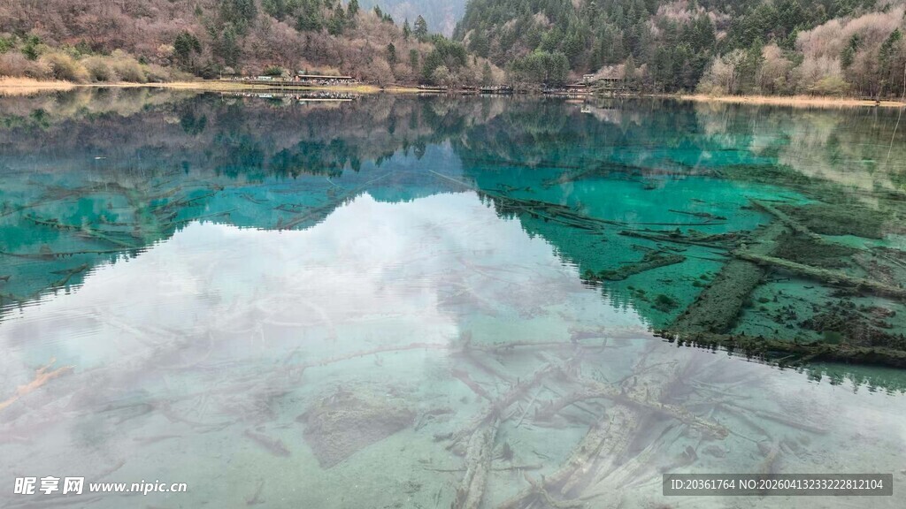 梦幻蓝绿相间的清澈水域