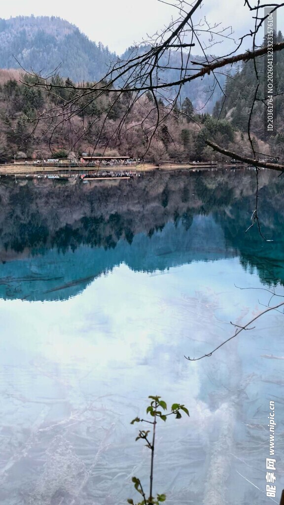 静谧湖水映山峦美景