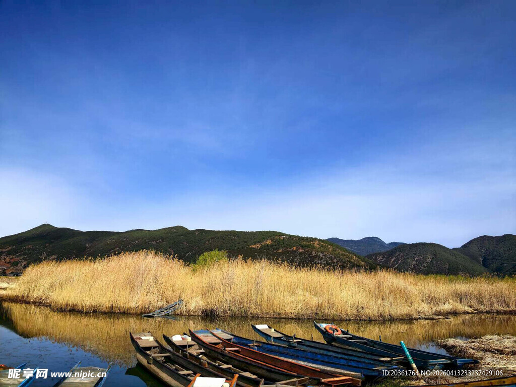 湖畔停泊的多彩船只
