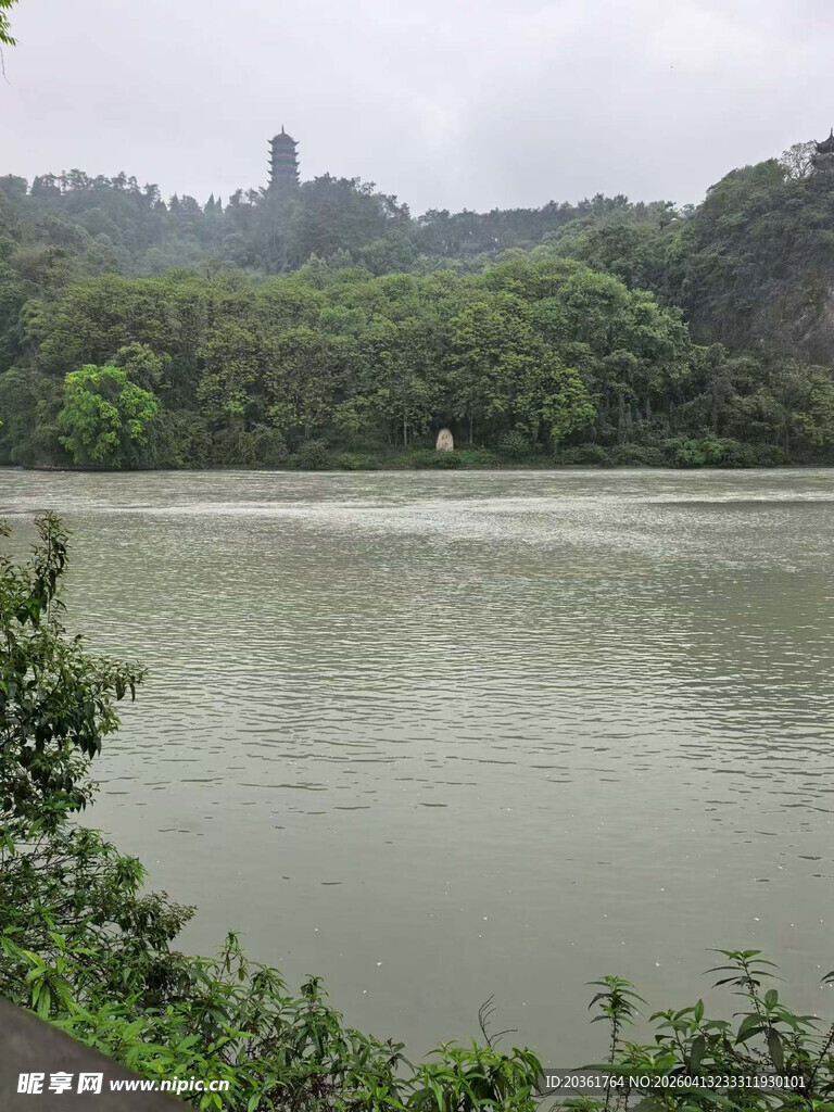 湖畔青山绿树间的景致