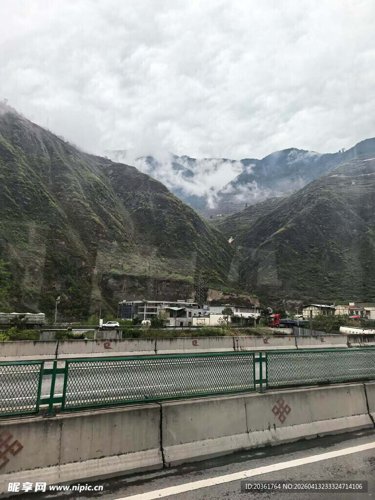 公路边的壮丽山景