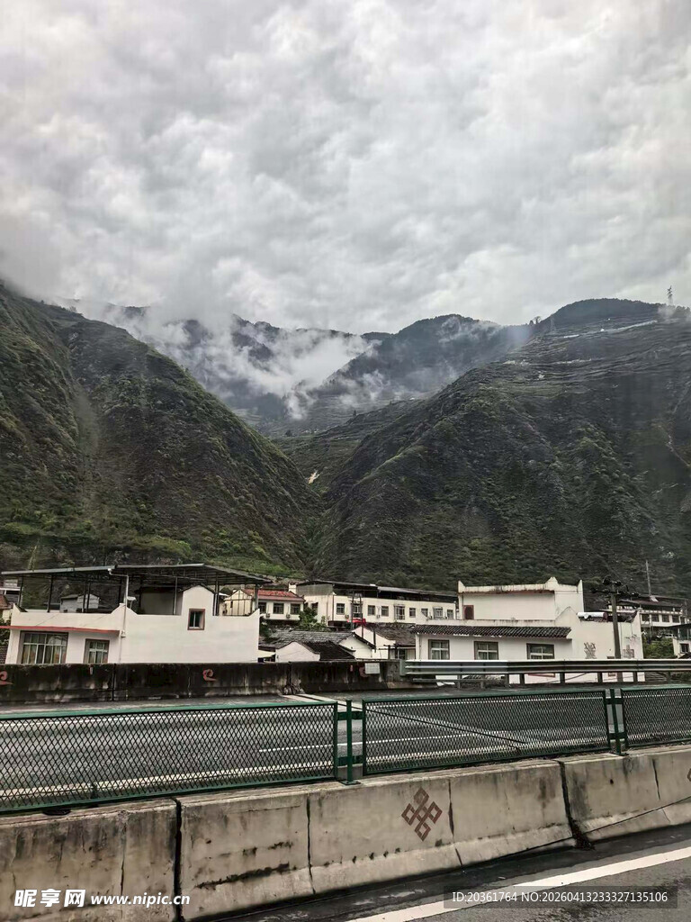 雪山下的城镇景象