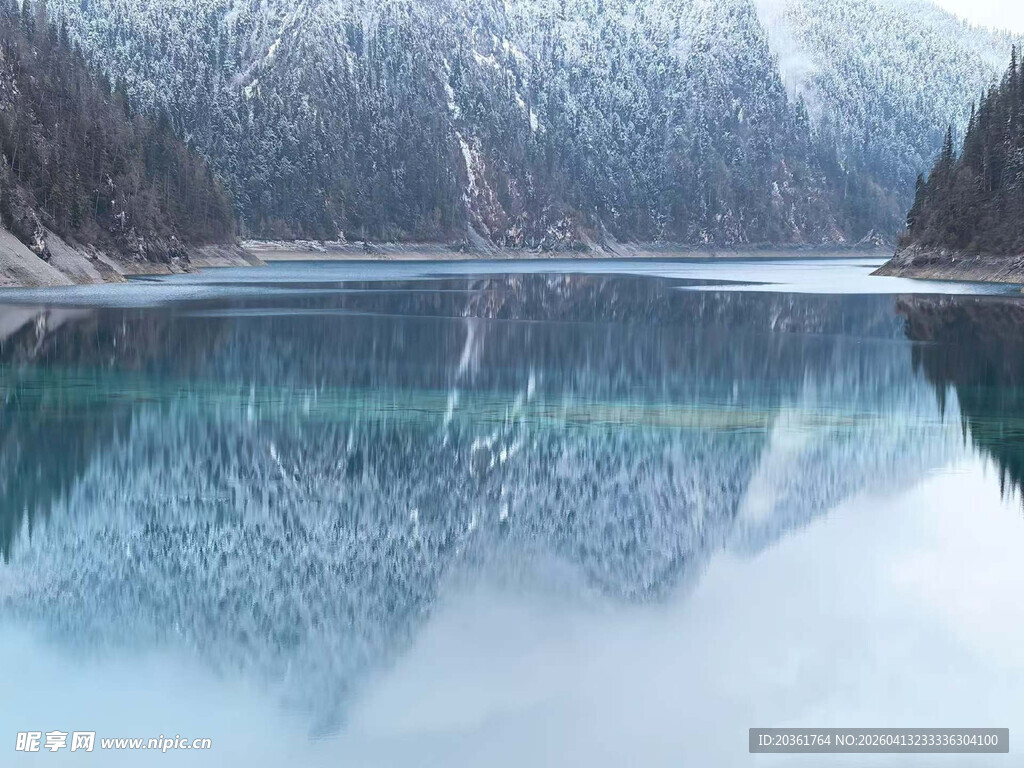 雪山下的静谧清澈湖泊