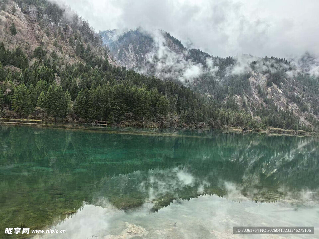 山间碧绿湖水与巍峨山峦