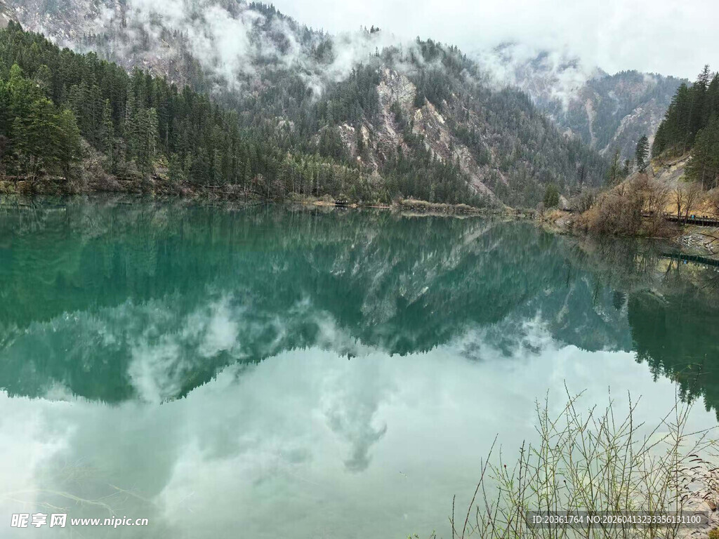山间碧绿湖水与雪山倒影