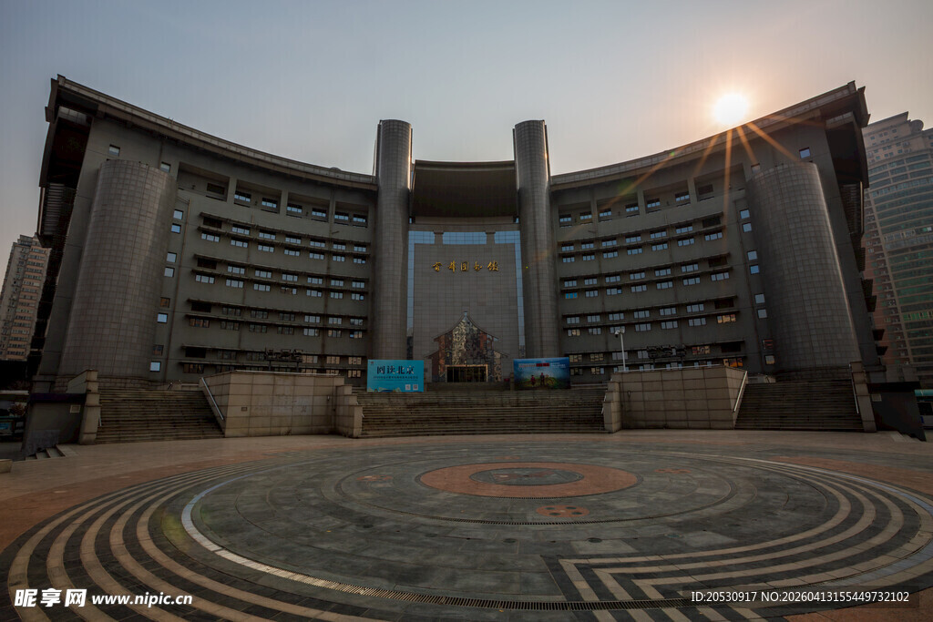 北京首都图书馆建筑广场