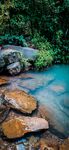 山间清澈溪流与多彩石块