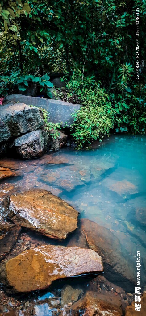 山间清澈溪流与多彩石块