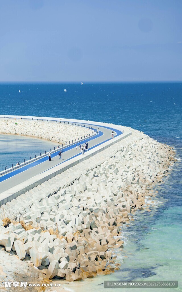 海边蜿蜒公路与碧蓝海水