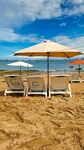 沙滩休闲椅与遮阳伞场景