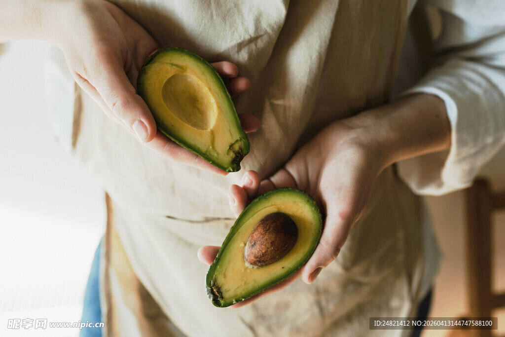 双手捧持切开的牛油果