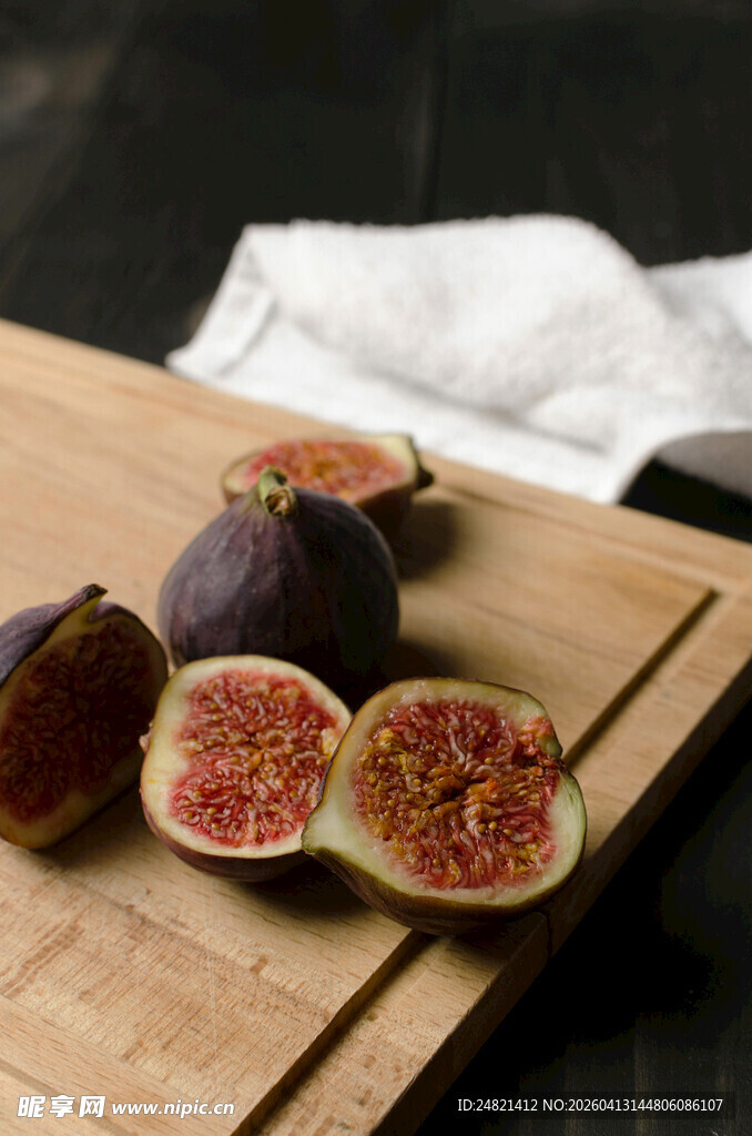 木砧板上的新鲜无花果