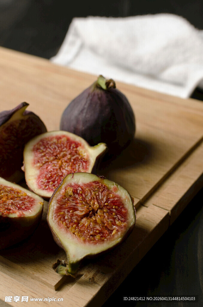 木盘上的新鲜无花果