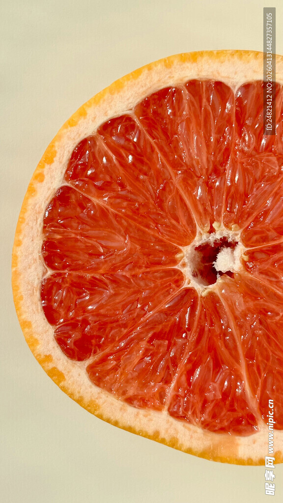 切开的红葡萄柚