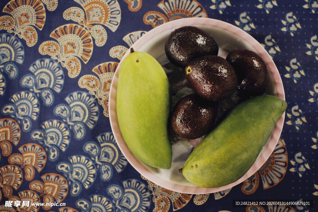 碗中青瓜与黑橄榄