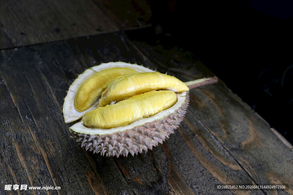 剥开的榴莲果肉展示