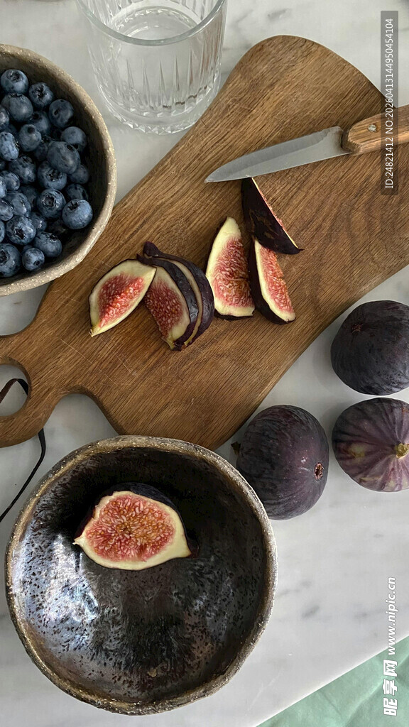 新鲜水果摆放在砧板上