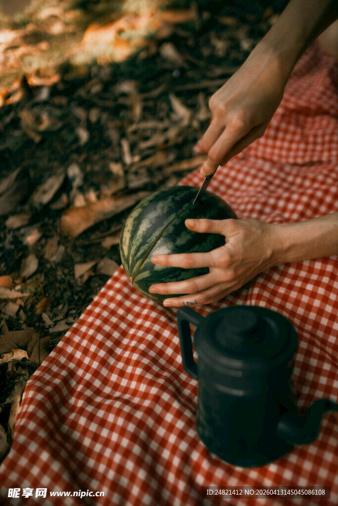 手捧茶具的惬意户外时光