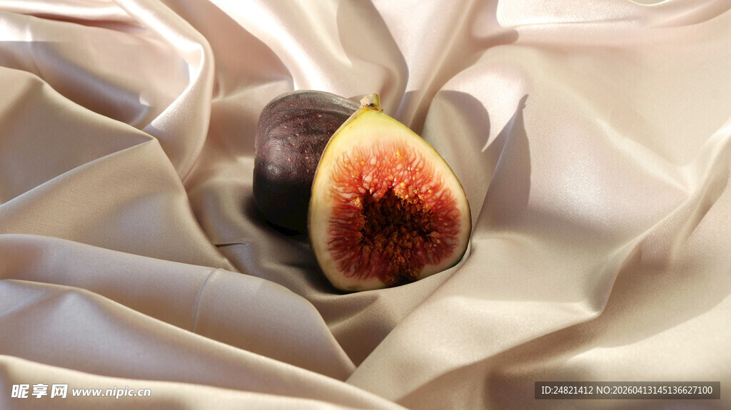 丝质布上的新鲜无花果