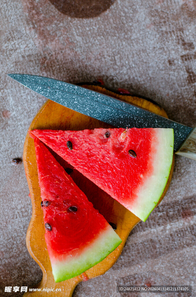 切片西瓜置于木盘上
