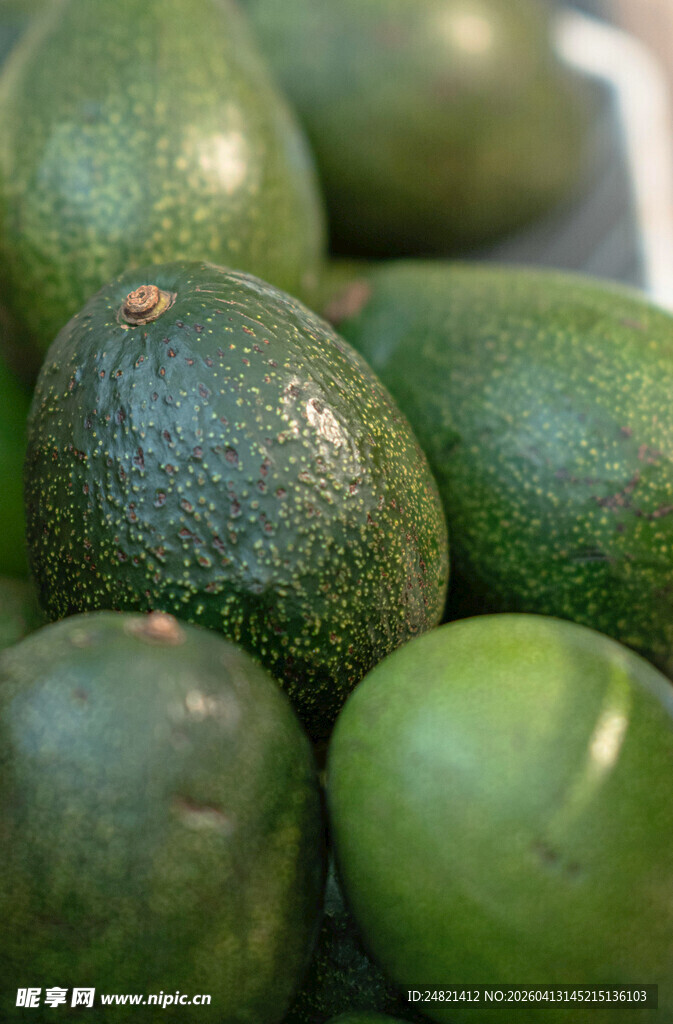 新鲜牛油果堆叠展示