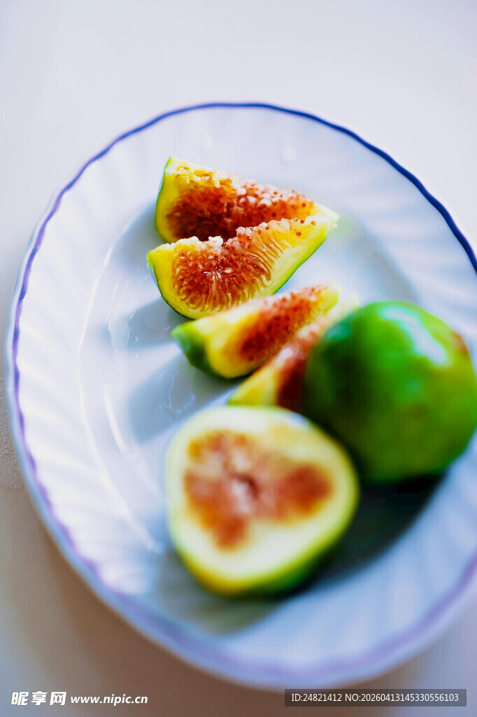 盘中鲜切无花果与青果