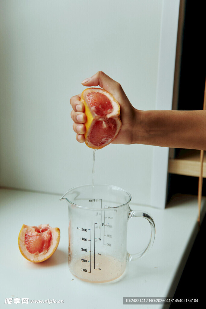 手榨西柚汁入量杯瞬间