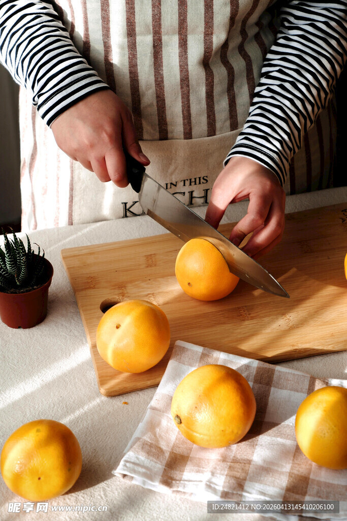 手艺人专注切黄色水果