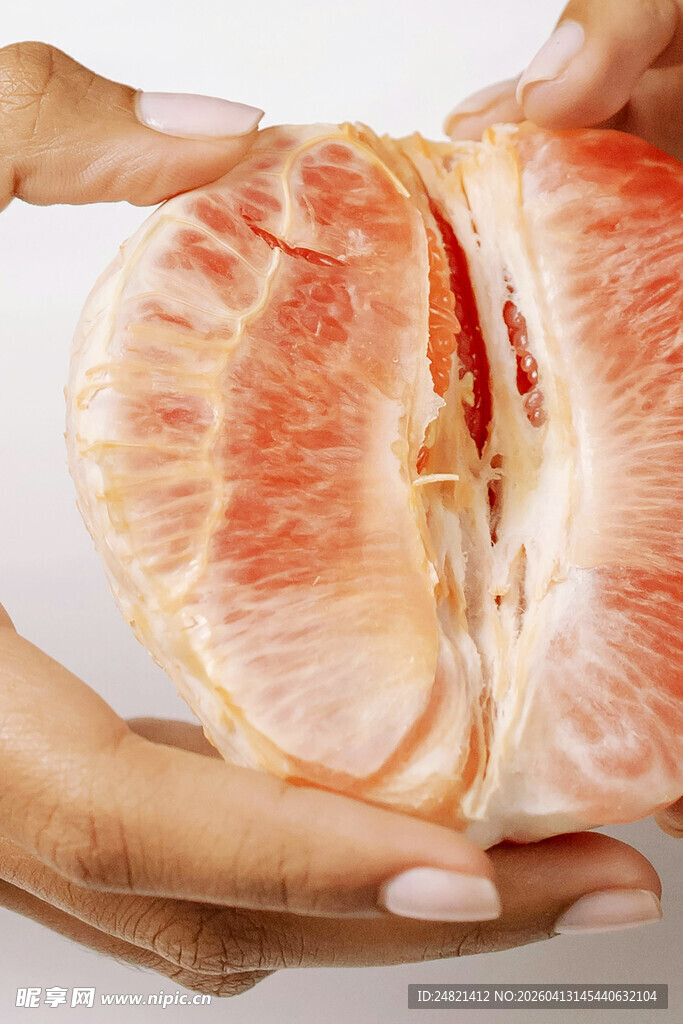 双手捧起的新鲜柚子