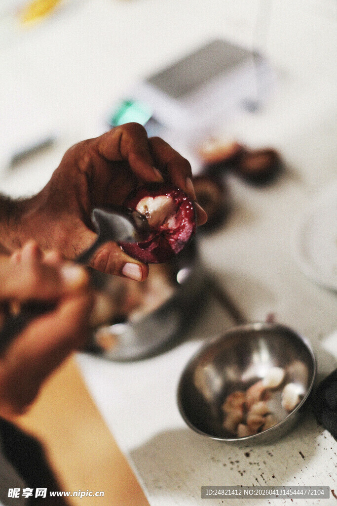 厨师专注烹饪美食瞬间