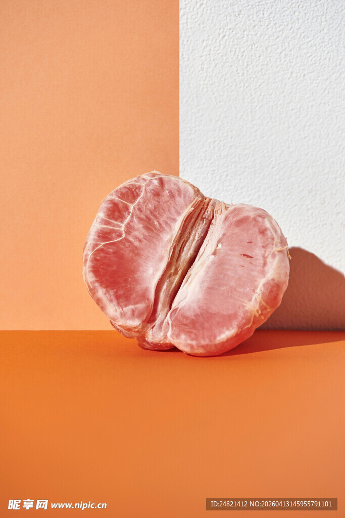 切开的粉色西柚