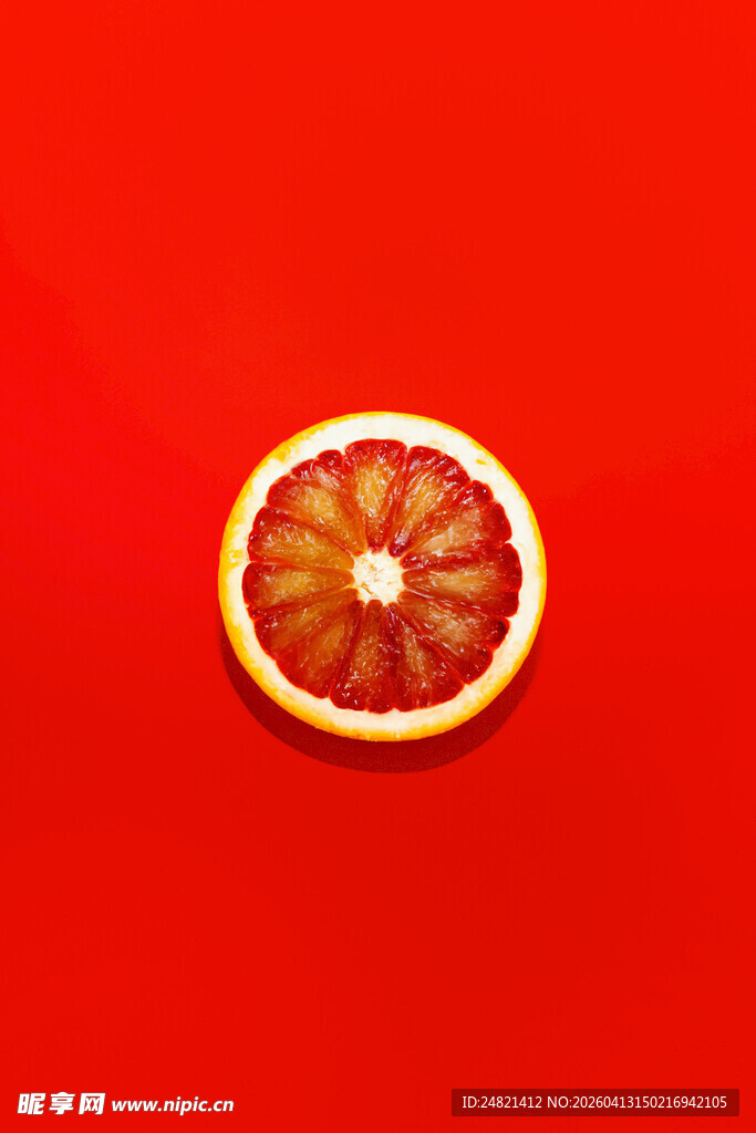 红色背景上的切片西柚