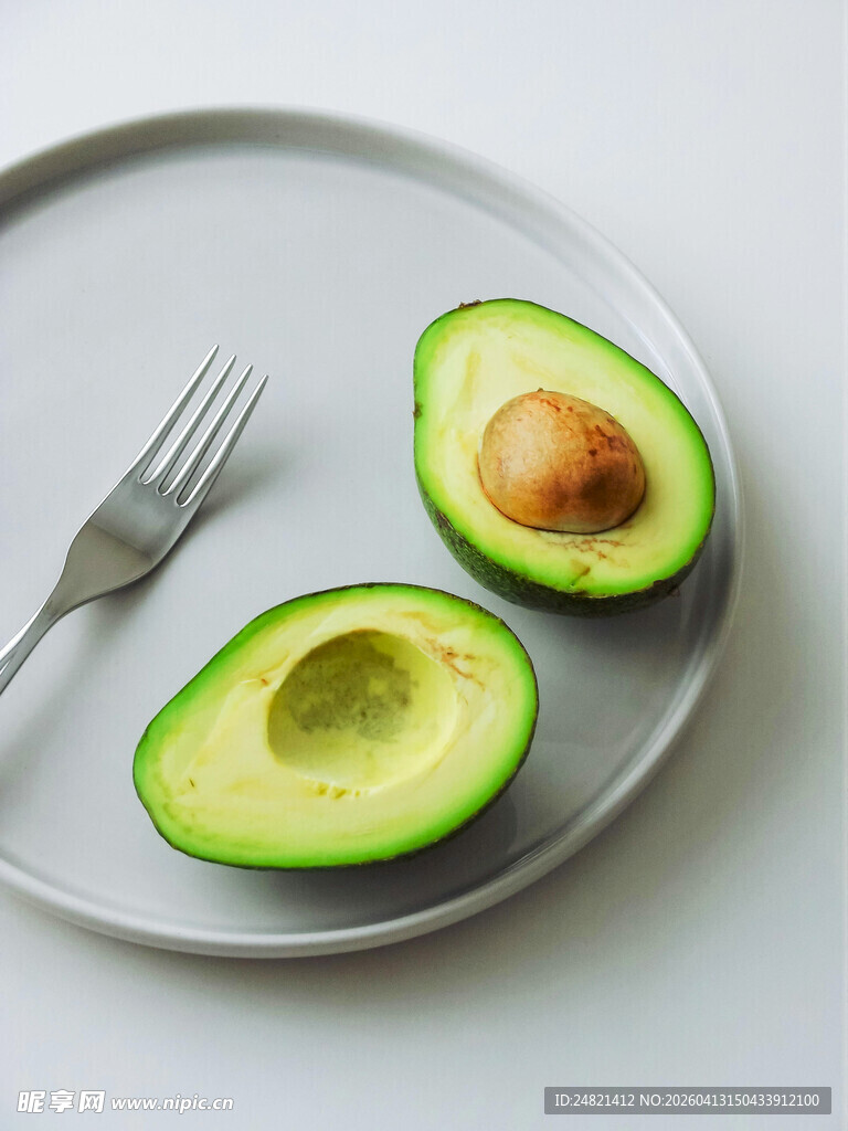 盘子上的牛油果与餐具