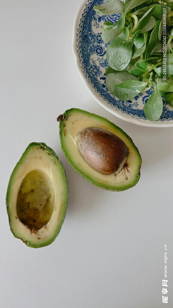 切开的牛油果与绿叶菜