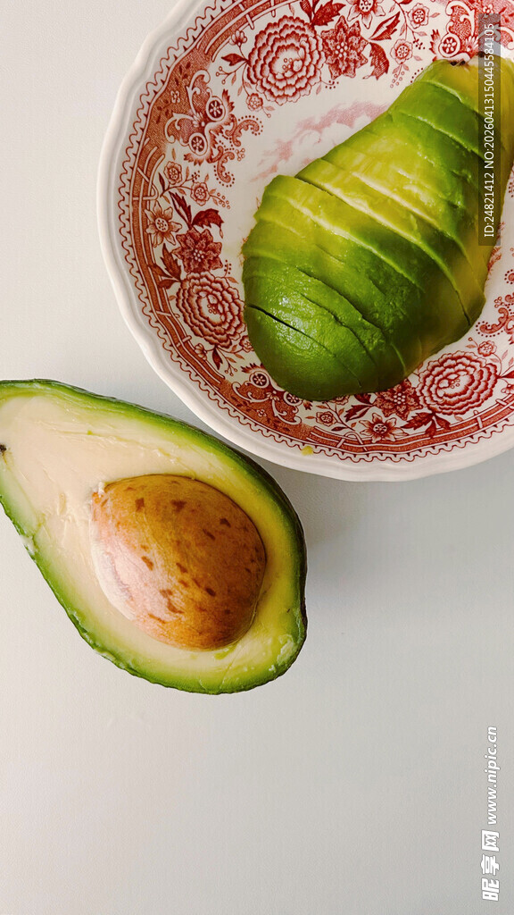 切开的牛油果与果盘