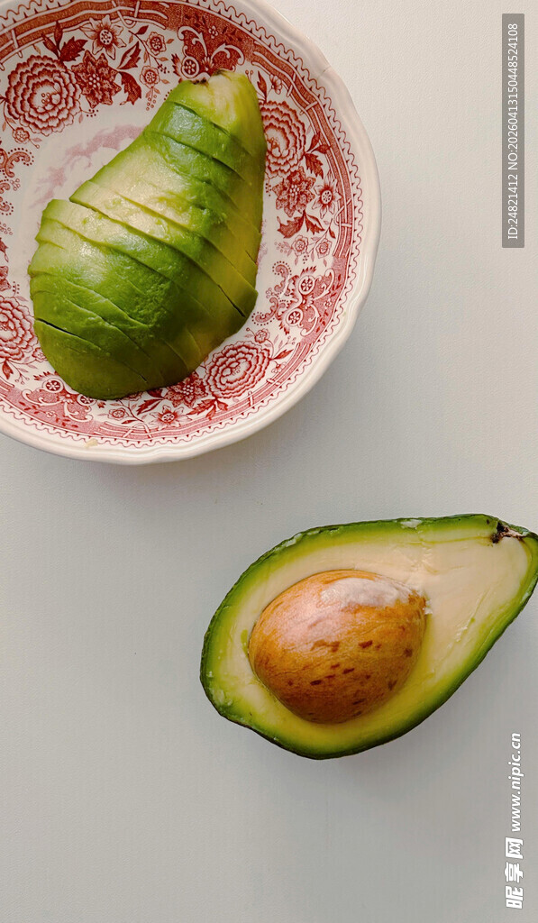 新鲜牛油果