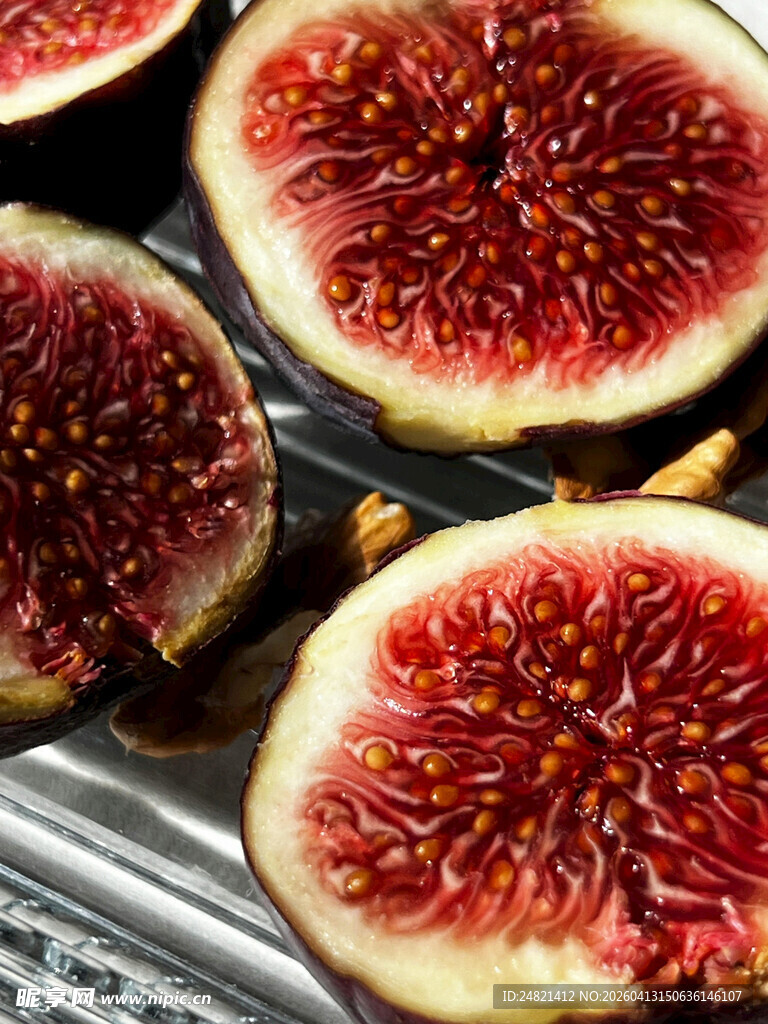切开的新鲜无花果果肉