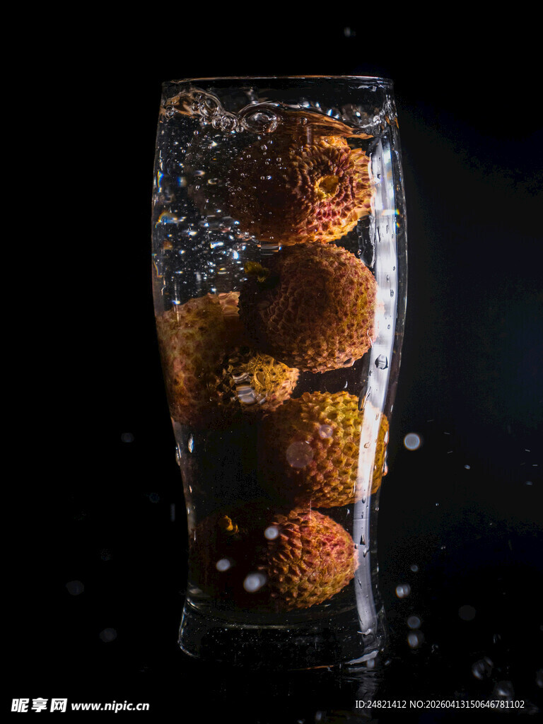 杯中漂浮的美味丸子