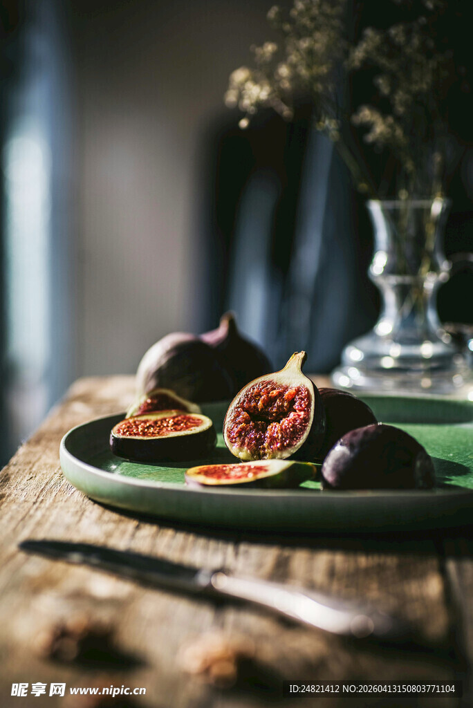 木桌上的美味无花果拼盘