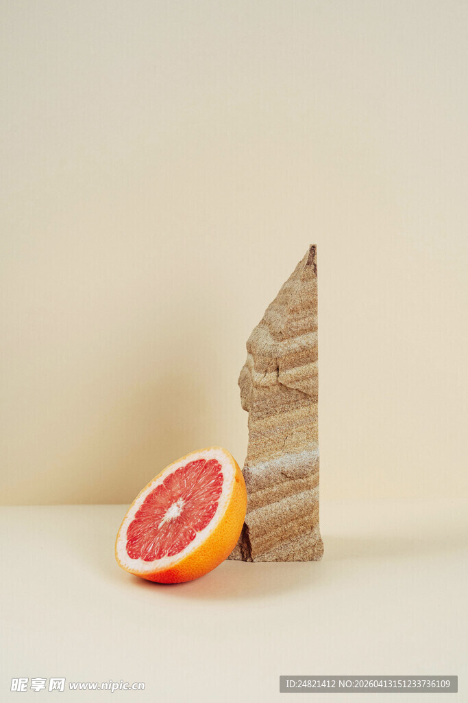 木质摆件旁的半颗西柚