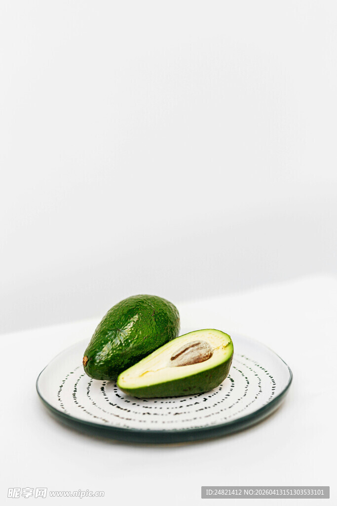 白色盘上的新鲜牛油果