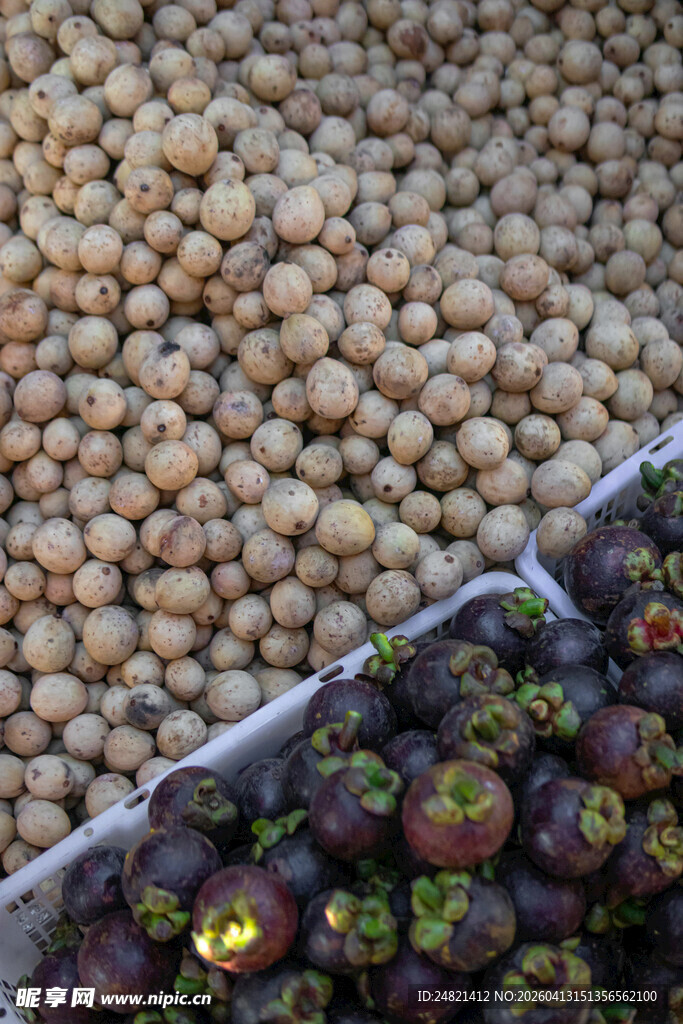 多样坚果水果展示