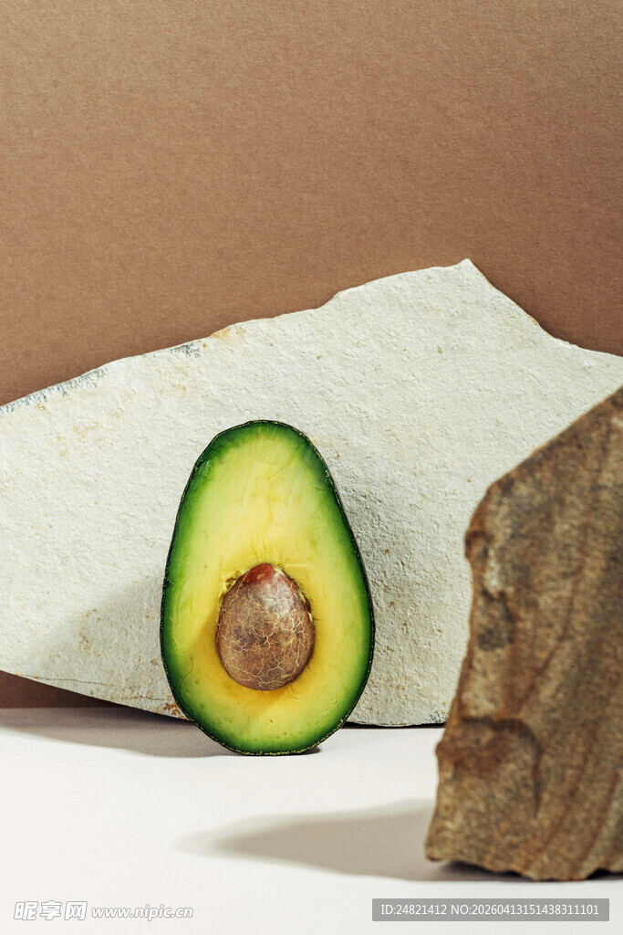 切开的牛油果与木质物件