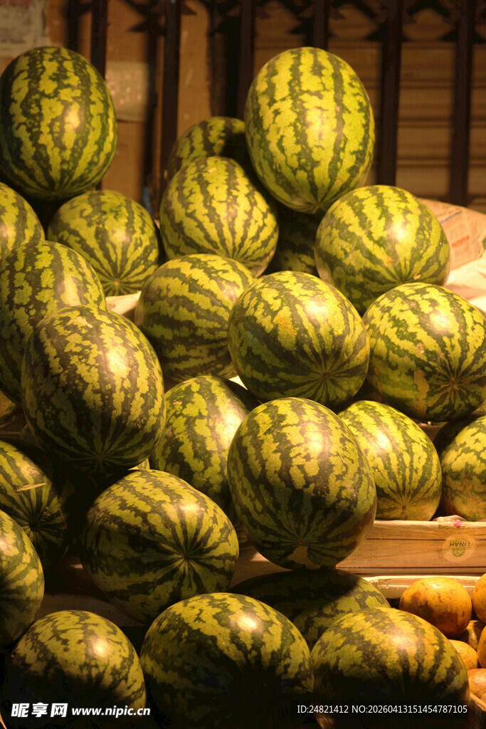 堆叠的新鲜西瓜