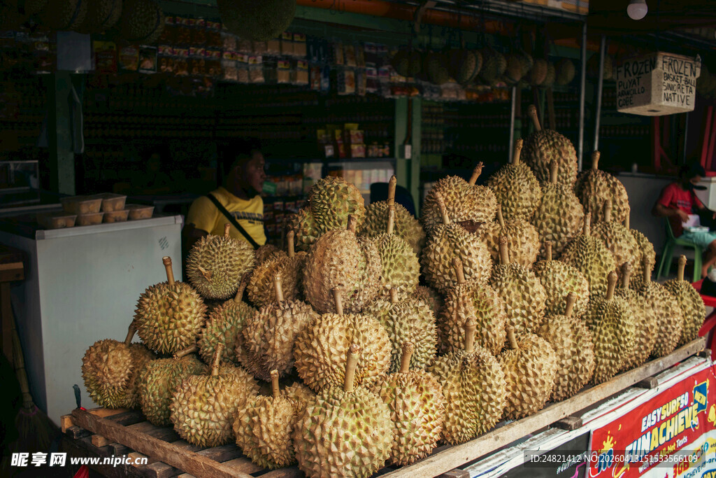 摊位上摆放的新鲜榴莲