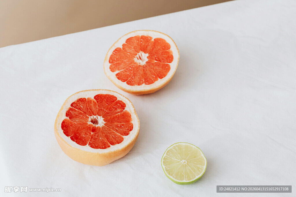 切开的西柚与青柠