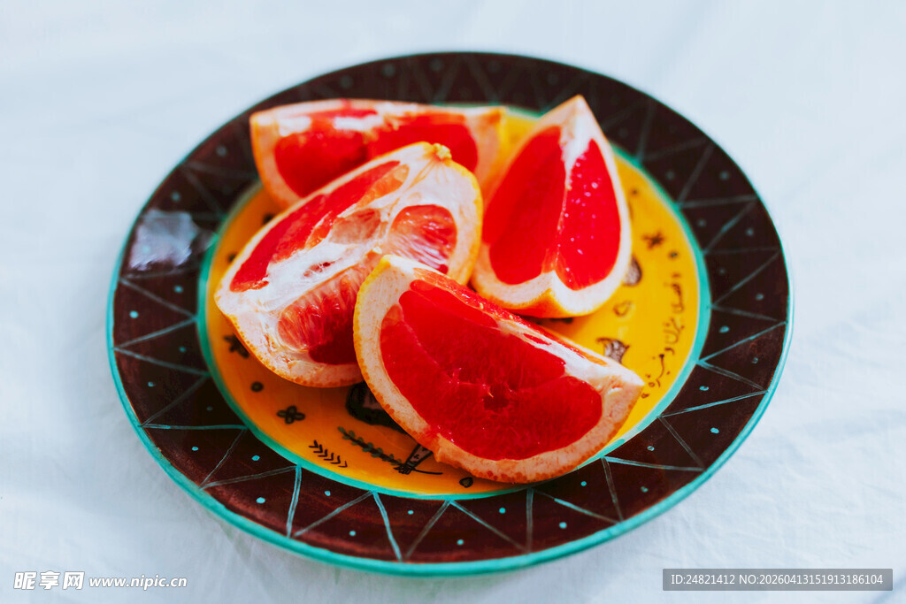 盘子里的新鲜西柚切片